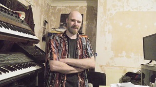 This guy is a dickhead!